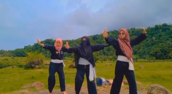 Foto Sinta pada saat mengenakan baju PSHT